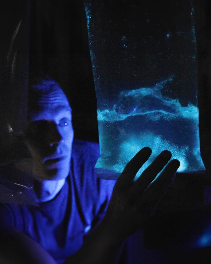 Christopher Bellamy Di Bio dibuat dengan pencariannya untuk mikroalga bioluminescent