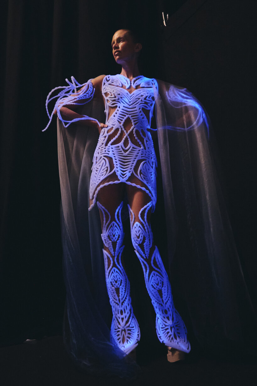 once encapsulated, the algae only require regular sunlight to photosynthesize