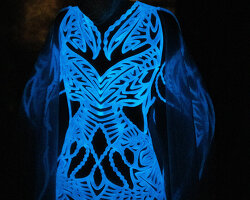 reactive bioluminescent algae illuminate iris van herpen’s haute couture show in paris