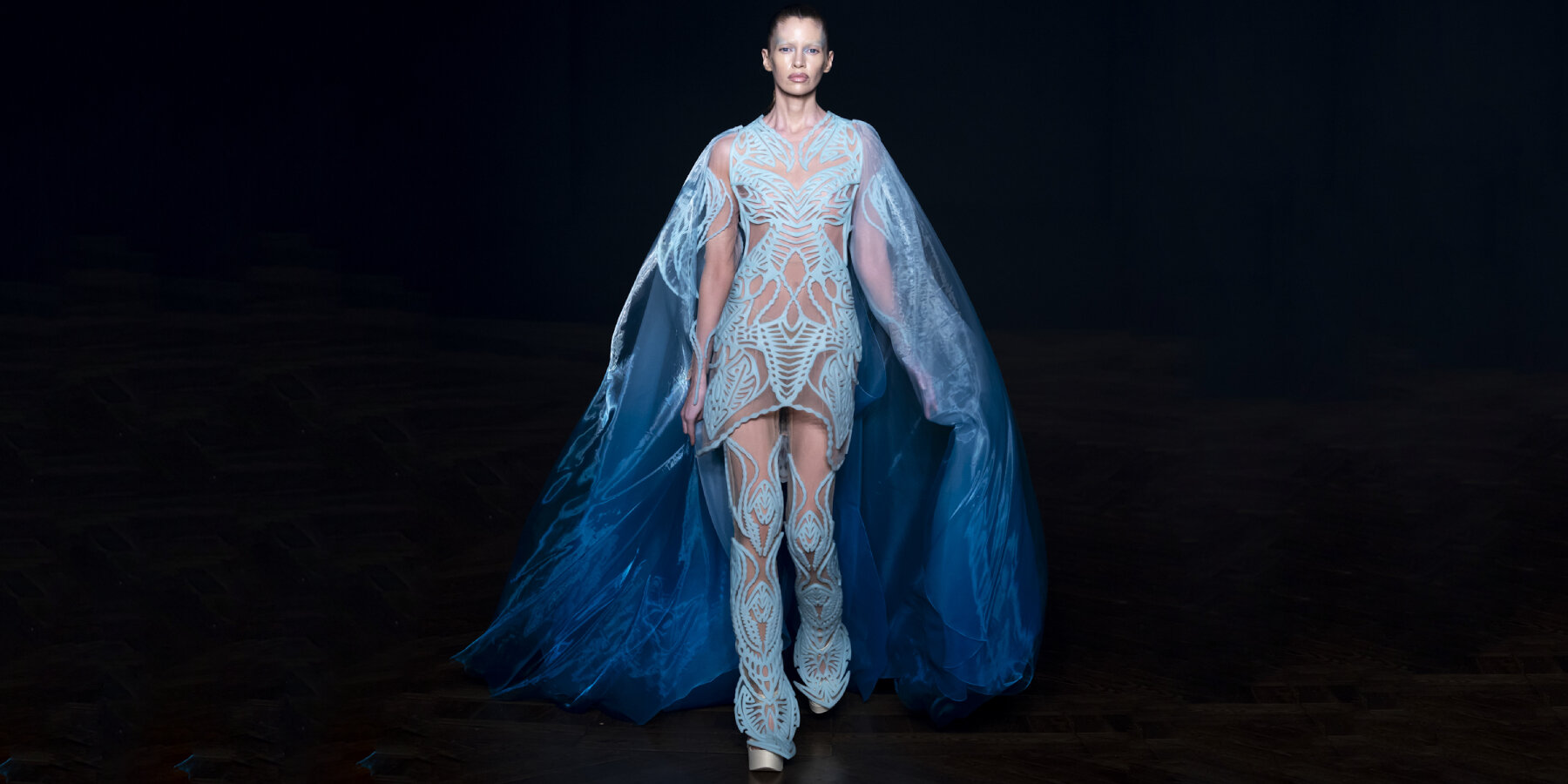 reactive-bioluminescent-algae-iris-van-herpen-haute-couture-show-paris-2025-designboom-ban