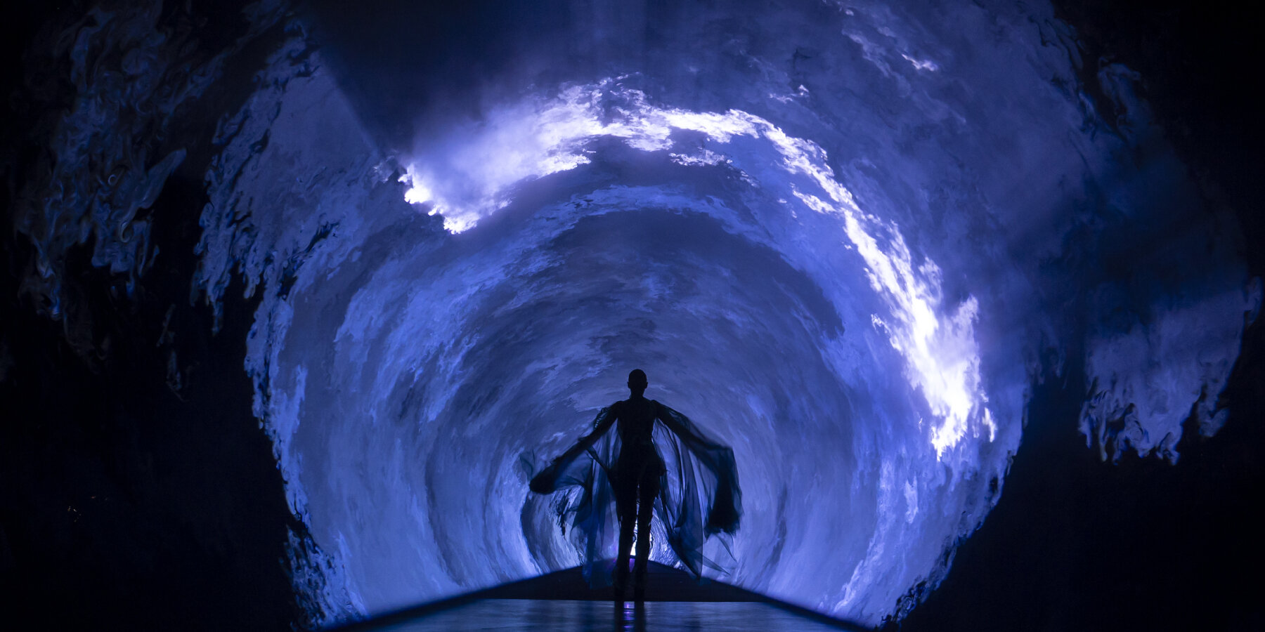 reactive-bioluminescent-algae-iris-van-herpen-haute-couture-show-paris-2025-designboom-ban2