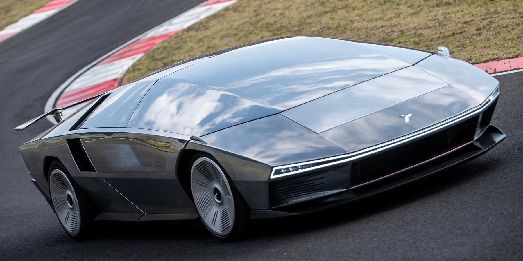 reflective-supercar-peralta-S-mirror-polished-aluminum-maserati-boomerang-GFG-style-designboom-ban2
