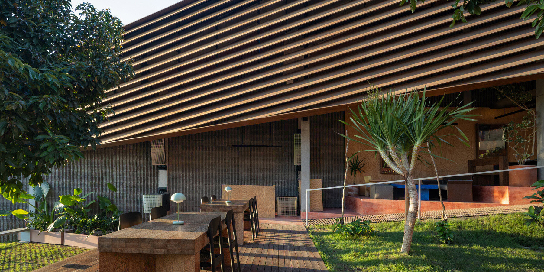 restaurant-studio-kota-balinese-terrain-series-open-air-platforms-designboom-large01