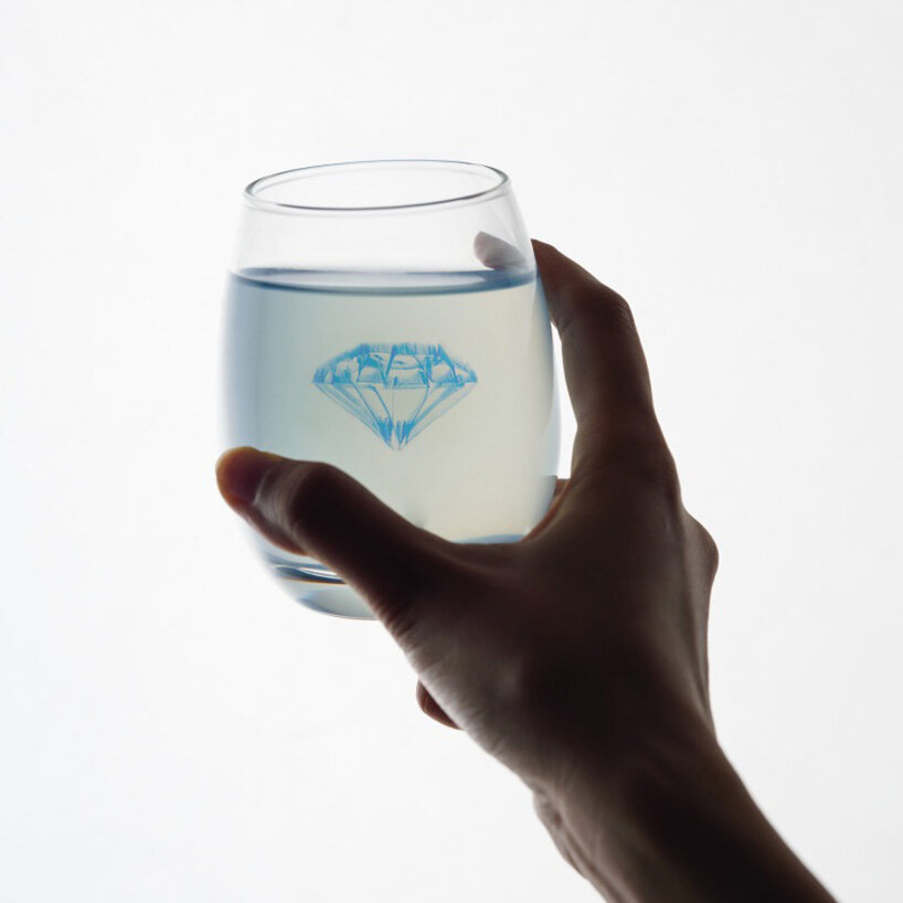 drawing robot allows users to sketch floating illustrations inside liquids