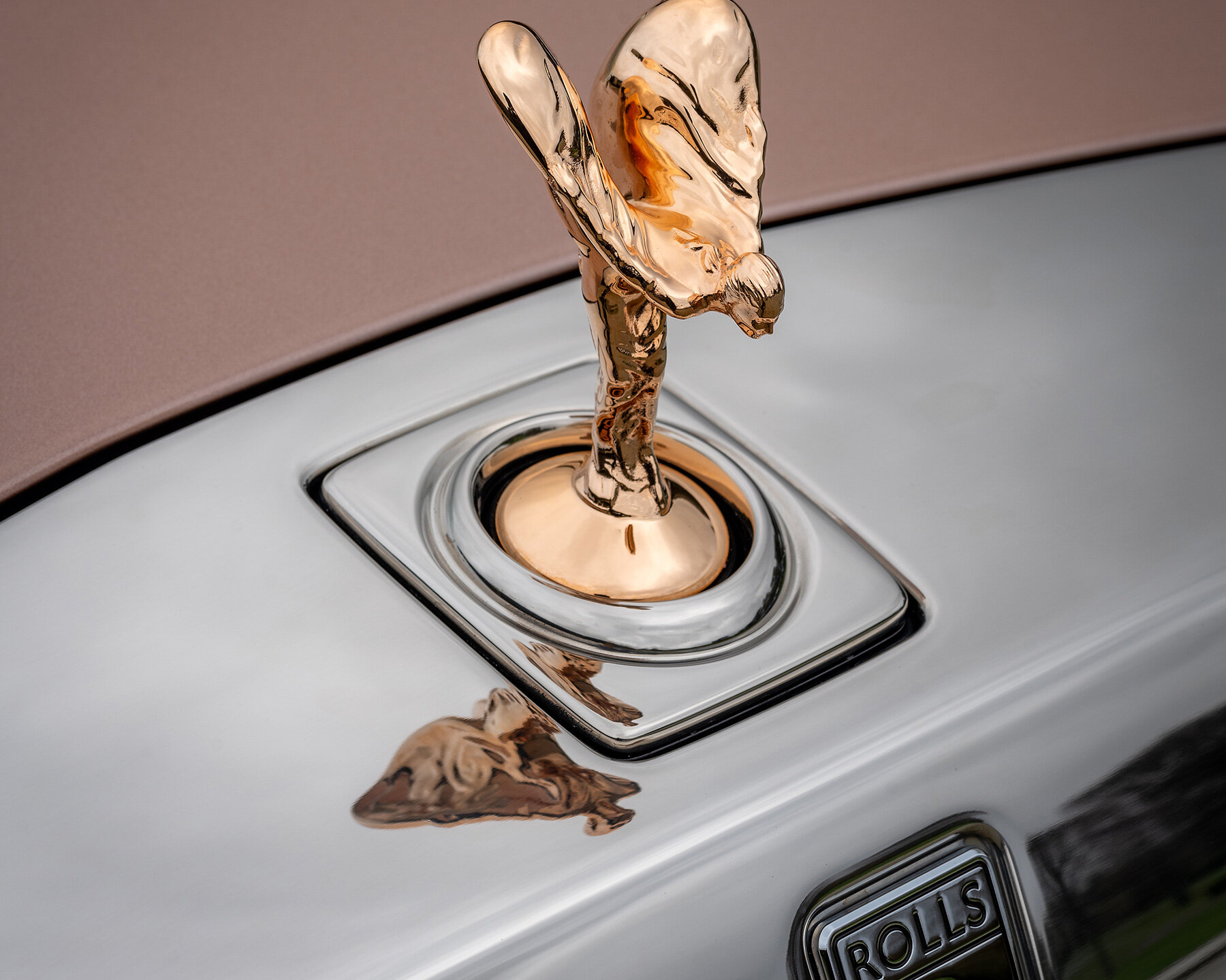 rolls-royce-phantome-dentelle-lace-embroidered-dubai-designboom-06a