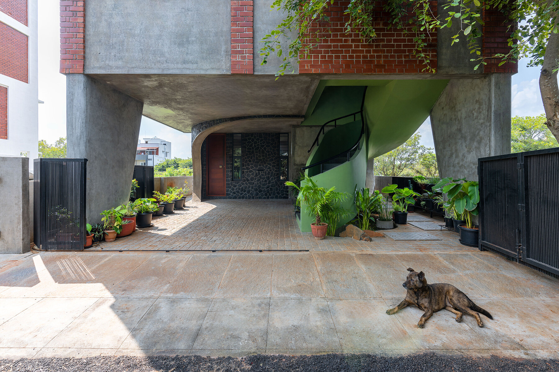 sculptural-stair-brick-volumes-studio-shouldertap-family-house-india-designboom-large01
