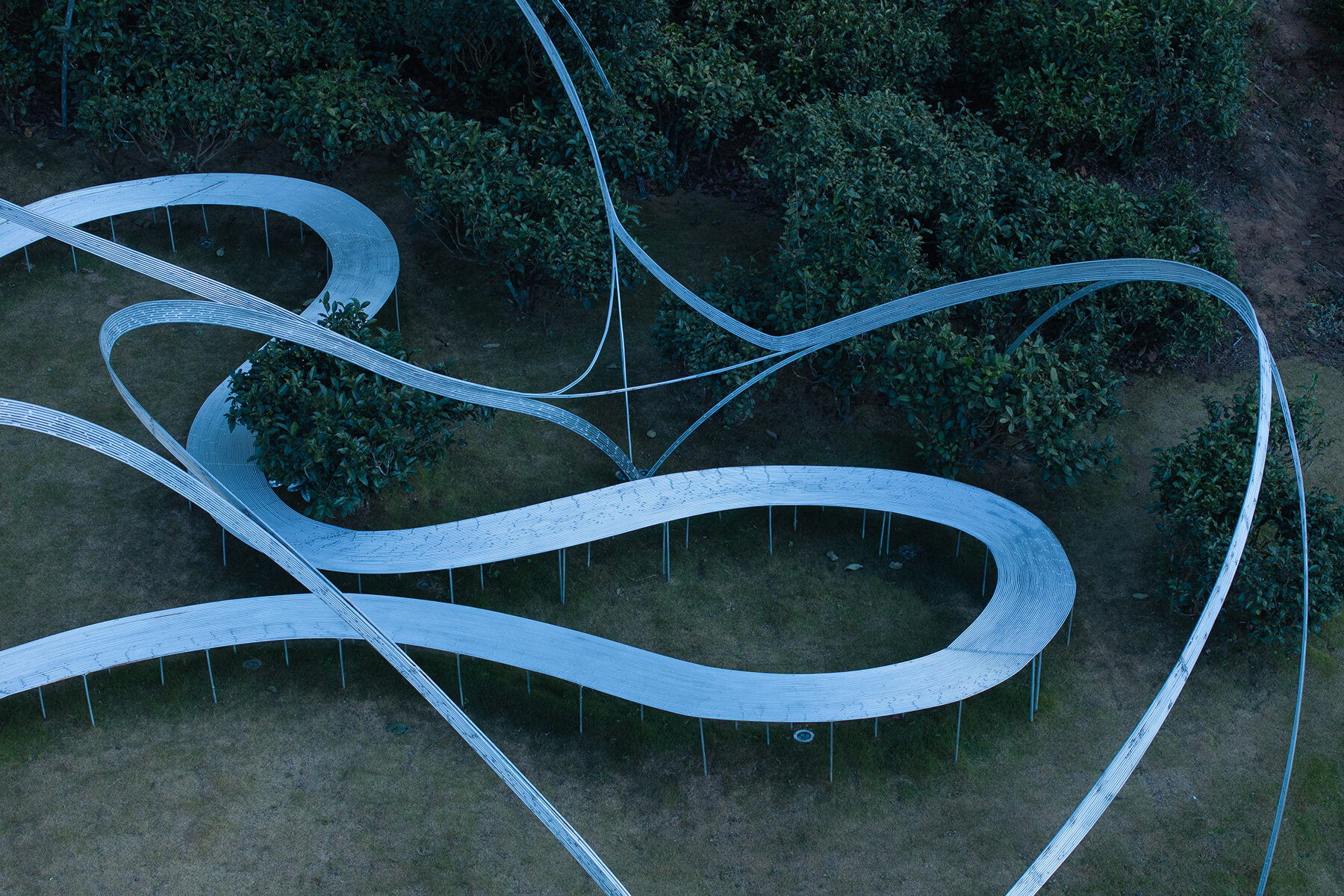 slender-steel-arcs-kong-xiangwei-studio-camellia-like-theater-china-designboom-large03