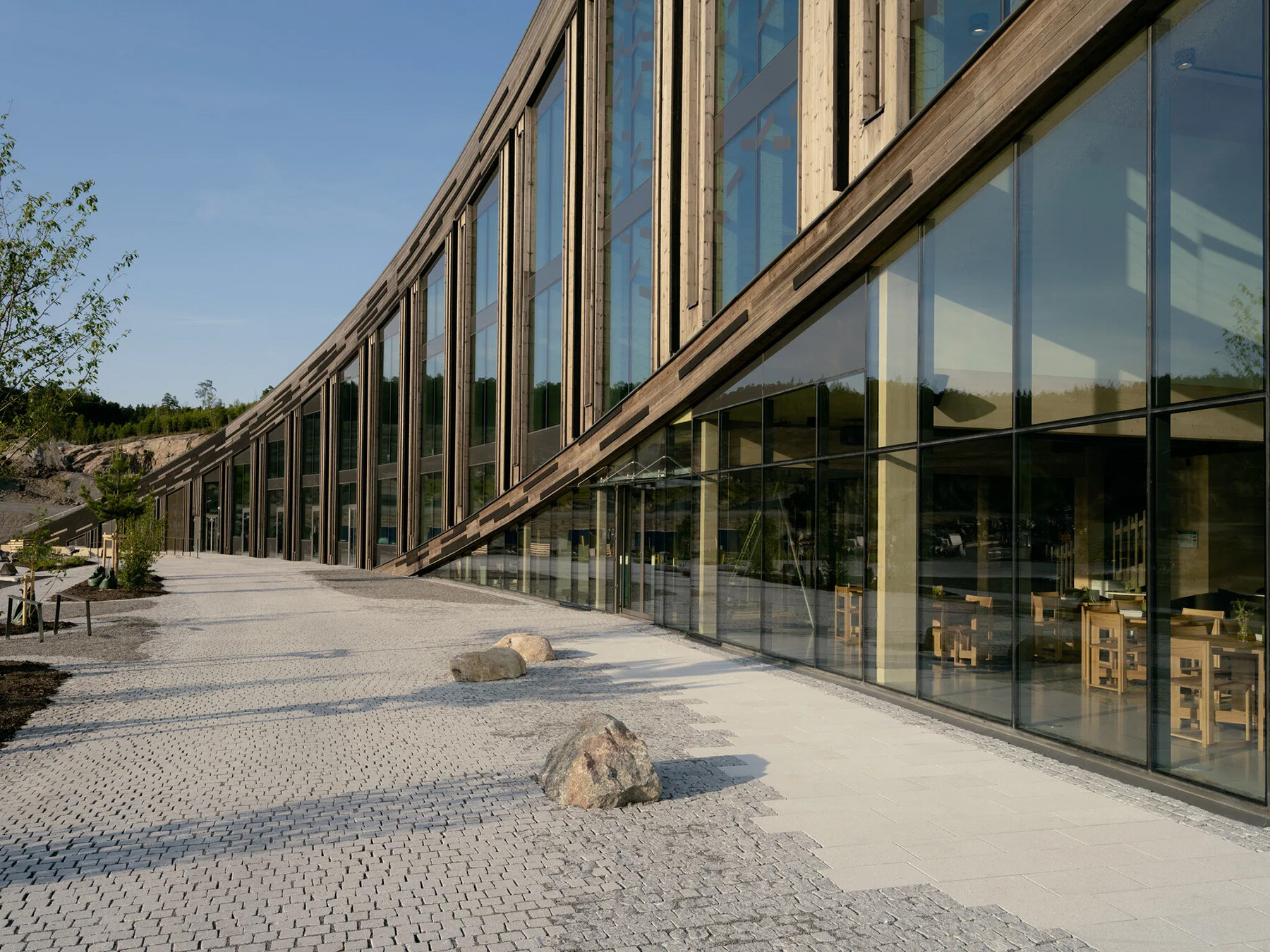 snohetta-wendelstrand-lakehouse-sweden-designboom-08a