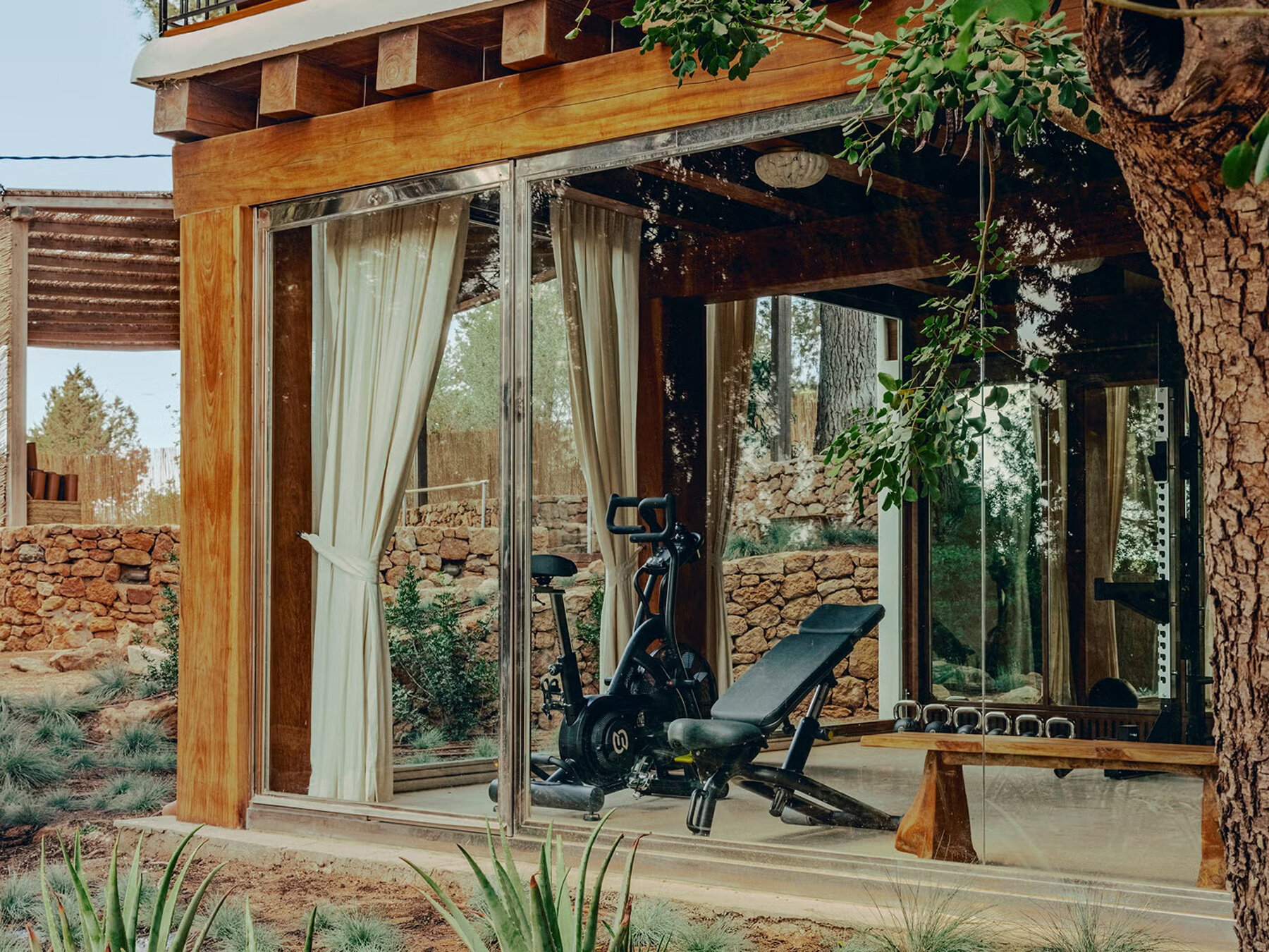 soho-farmhouse-ibiza-sophie-baker-designboom-08a