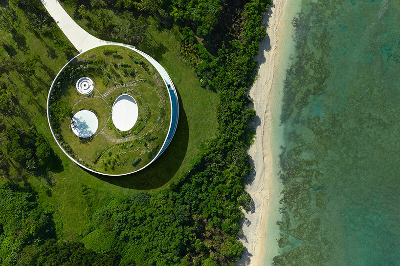 Vila melingkar dari atap hijau melingkar Sou Fujimoto tidak akan membuka hotel di pulau Ishigaki, Jepang, Jepang