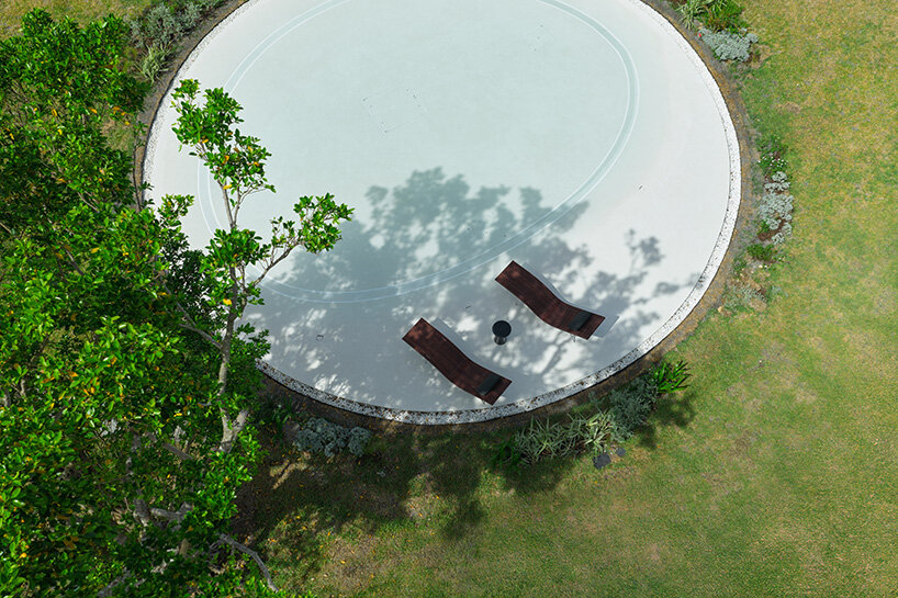 Vila melingkar dari atap hijau melingkar Sou Fujimoto tidak akan membuka hotel di pulau Ishigaki, Jepang, Jepang
