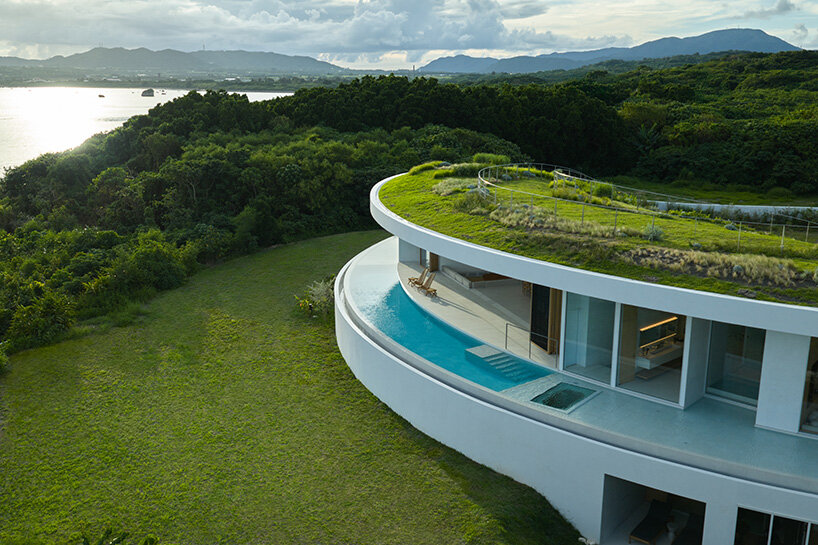 Vila melingkar dari atap hijau melingkar Sou Fujimoto tidak akan membuka hotel di pulau Ishigaki, Jepang, Jepang
