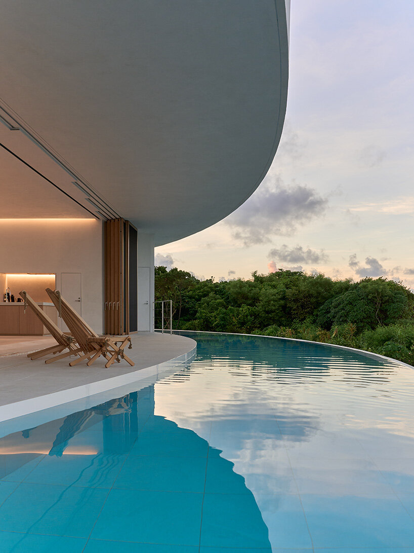 Vila melingkar dari atap hijau melingkar Sou Fujimoto tidak akan membuka hotel di pulau Ishigaki, Jepang, Jepang