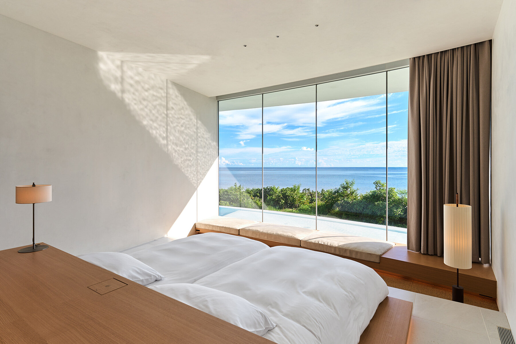 Vila melingkar dari atap hijau melingkar Sou Fujimoto tidak akan membuka hotel di pulau Ishigaki, Jepang, Jepang