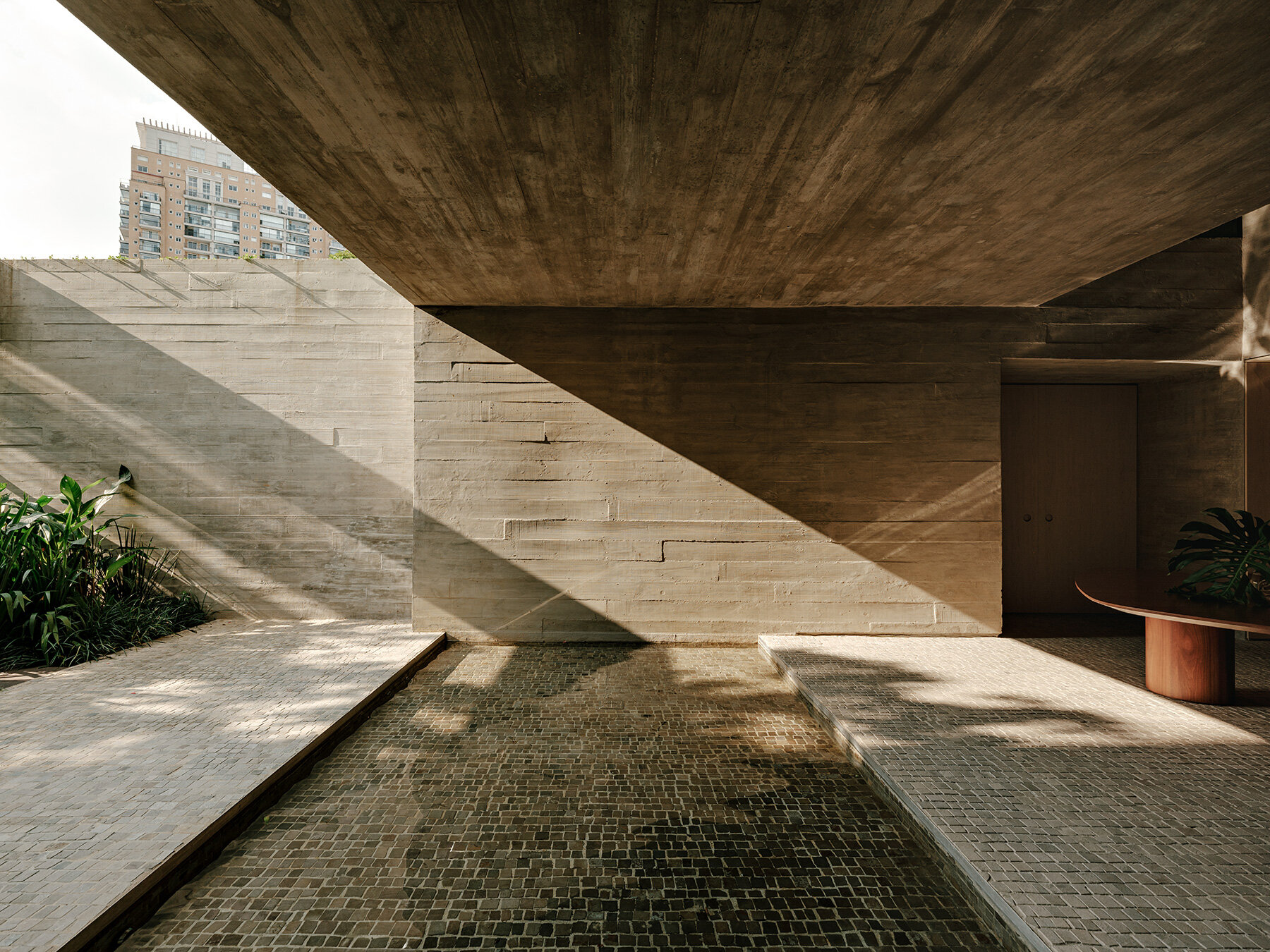 studio-arthur-casas-ribbed-concrete-tower-vertical-gardens-sao-paulo-designboom-large01
