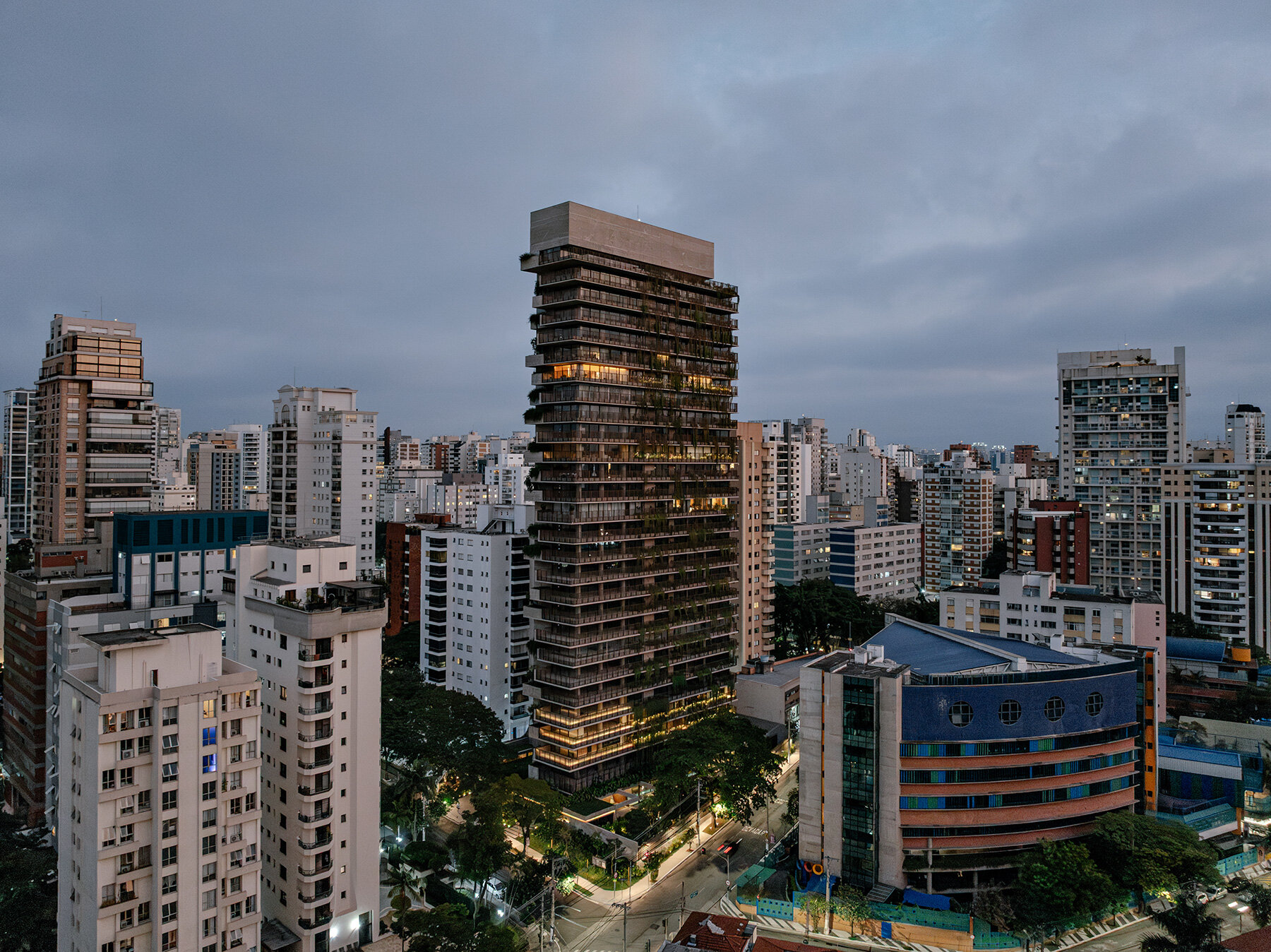 studio-arthur-casas-ribbed-concrete-tower-vertical-gardens-sao-paulo-designboom-large03