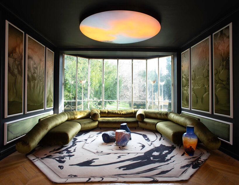 Studio GGSV transforma el apartamento histórico de París en un salón para la imaginación