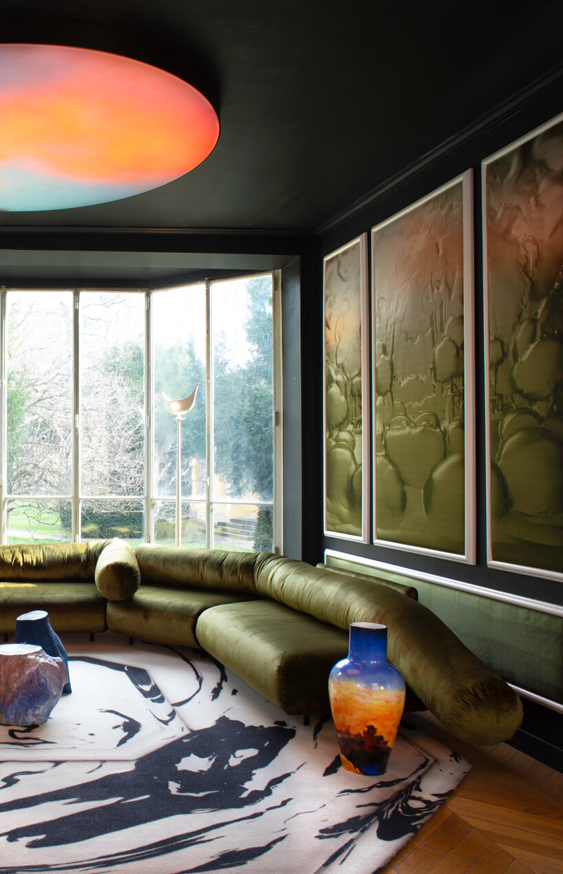 Studio GGSV transforma el apartamento histórico de París en un salón para la imaginación