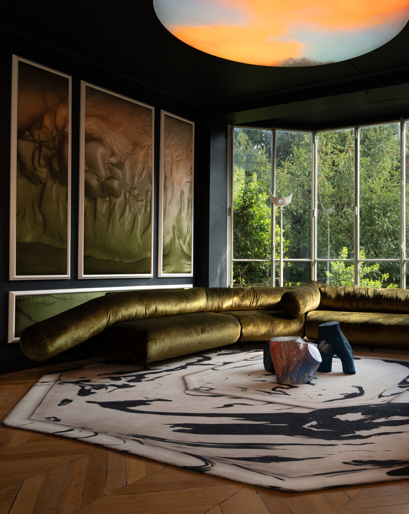 Studio GGSV transforma el apartamento histórico de París en un salón para la imaginación