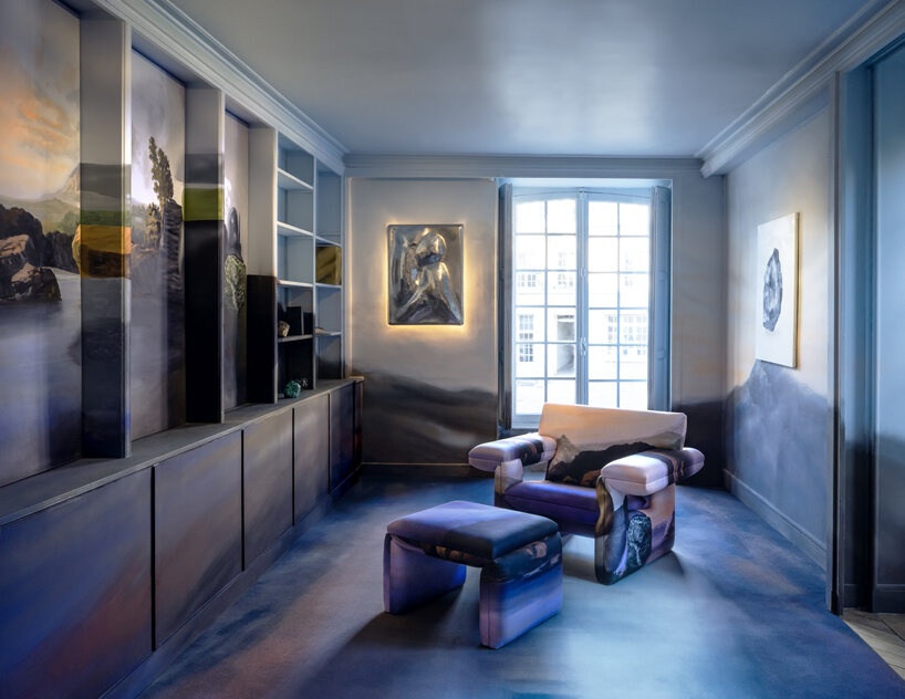Studio GGSV transforma el apartamento histórico de París en un salón para la imaginación