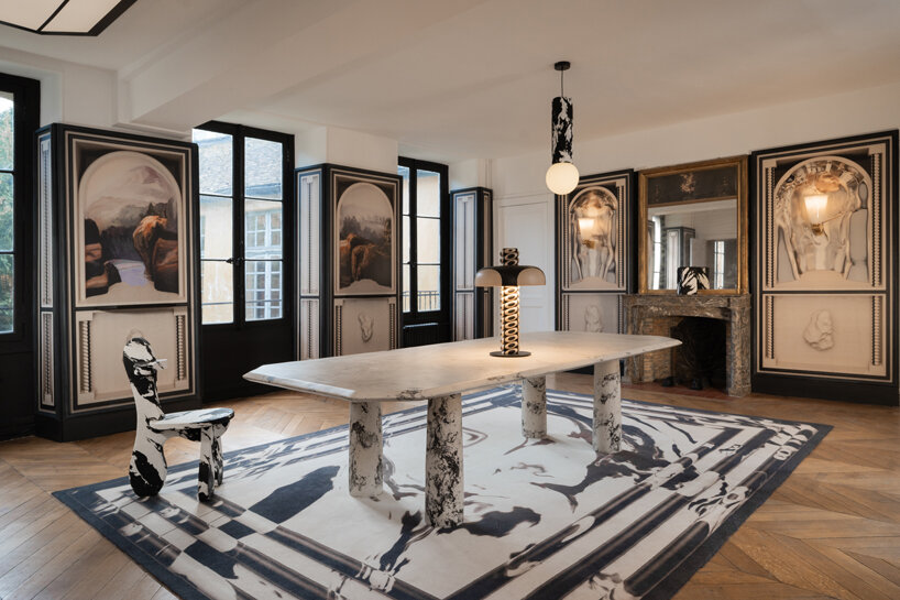 Studio GGSV transforma el apartamento histórico de París en un salón para la imaginación