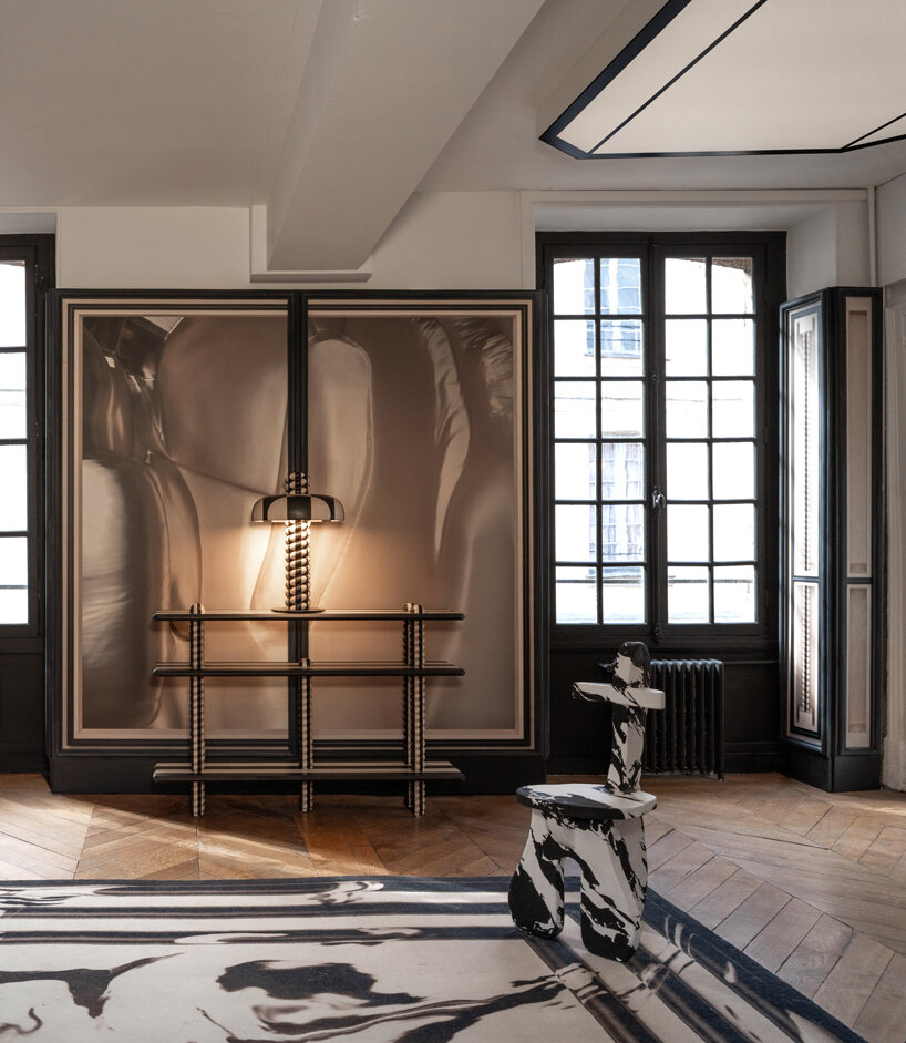 Studio GGSV transforma el apartamento histórico de París en un salón para la imaginación