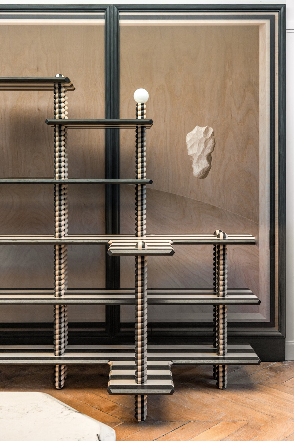 Studio GGSV transforma el apartamento histórico de París en un salón para la imaginación