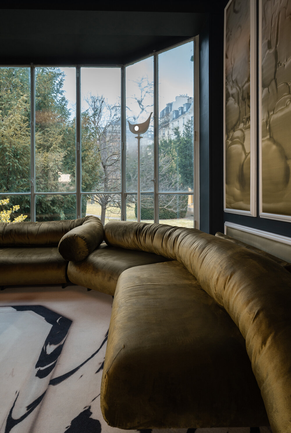 Studio GGSV transforma el apartamento histórico de París en un salón para la imaginación