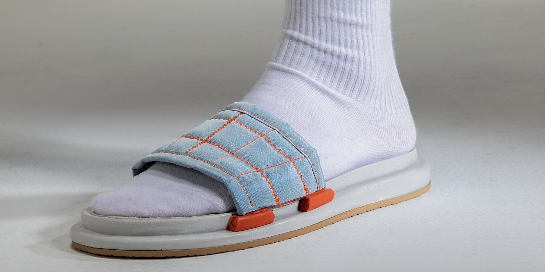 swapz-changeable-straps-slippers-design-custom-rail-system-ellie-kim-designboom-ban2