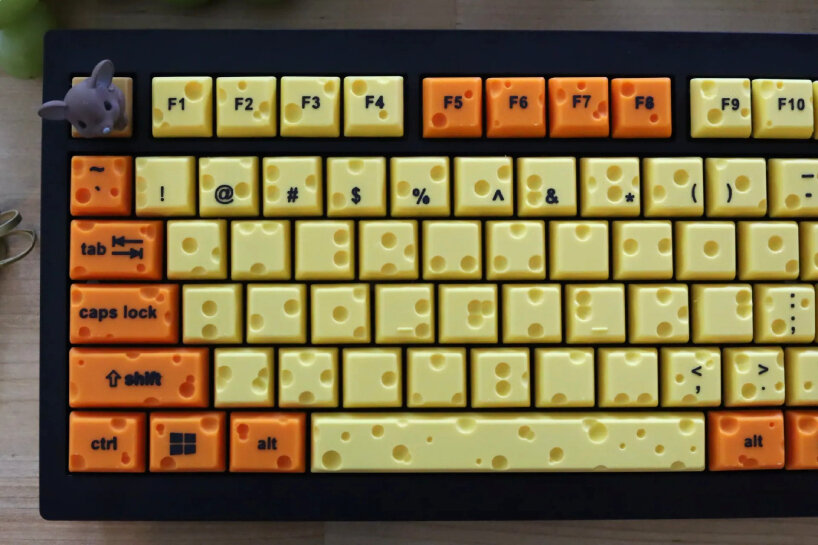 Teclado mecánico de queso suizo