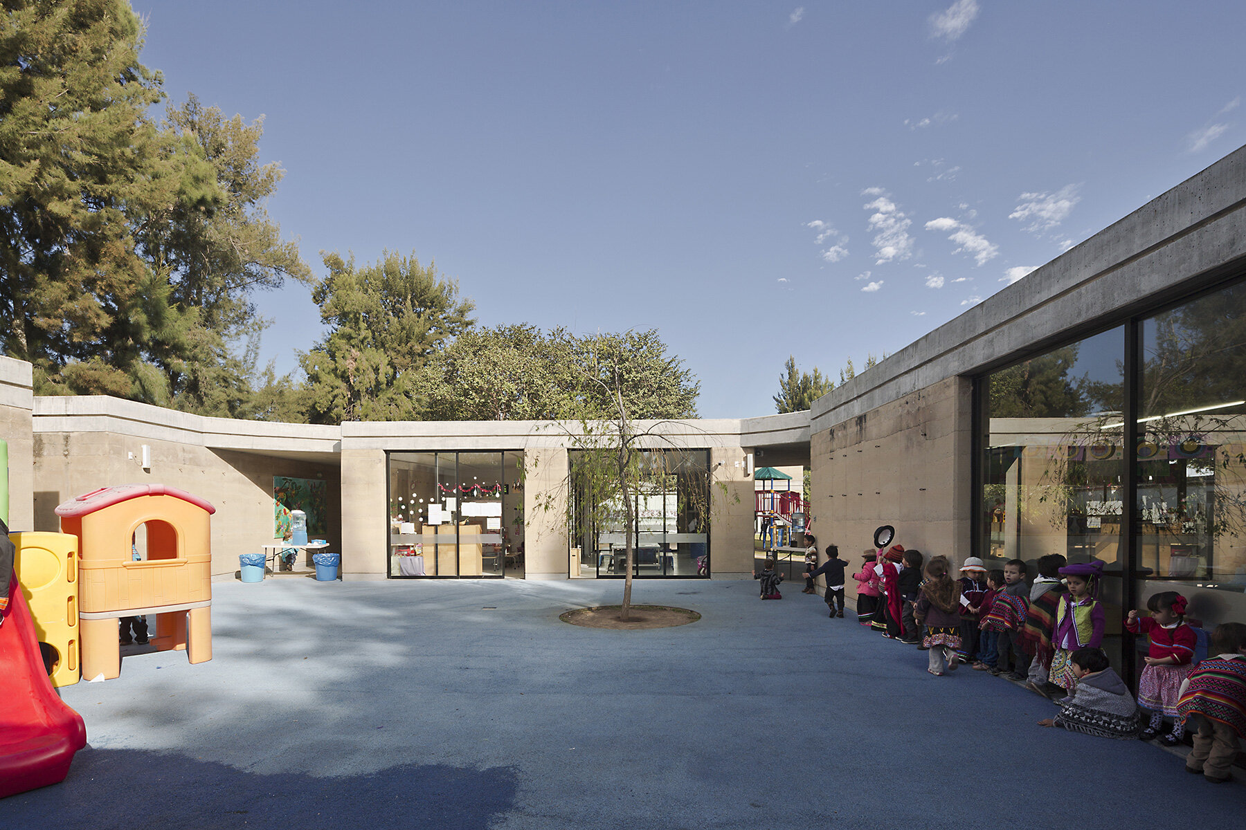 tatiana-bilbao-rammed-earth-preschool-mexico-central-tree-modular-patios-designboom-large01