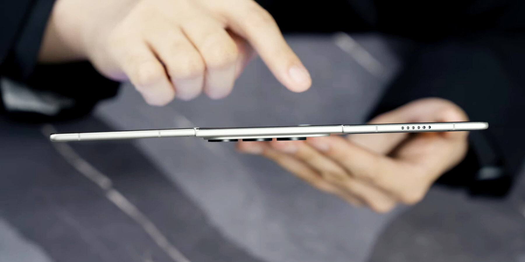 tecno-concept-trifold-smartphone-phantom-ultimate-mini-laptop-workstation-designboom-ban
