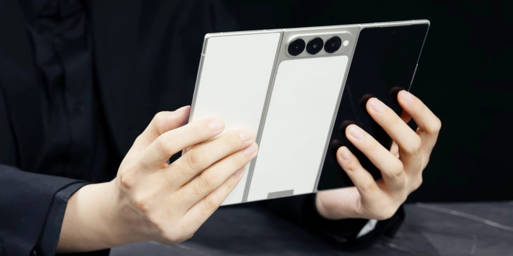 tecno-concept-trifold-smartphone-phantom-ultimate-mini-laptop-workstation-designboom-ban2
