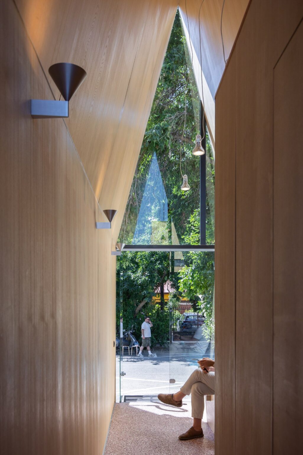 vinklu inserts prism into urban gap for coffee shop in romania