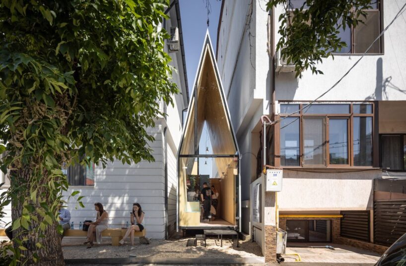 vinklu inserts prism into urban gap for coffee shop in romania