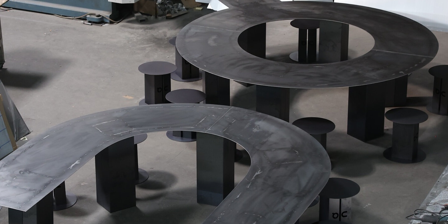 tom-ducarouge-heat-reactive-table-on-shoes-changes-designboom-1800