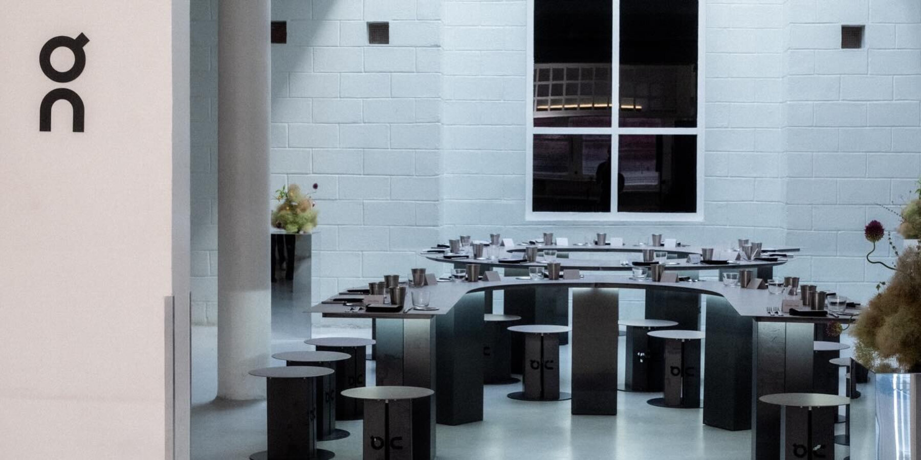 tom-ducarouge-heat-reactive-table-on-shoes-changes-designboom-ban2