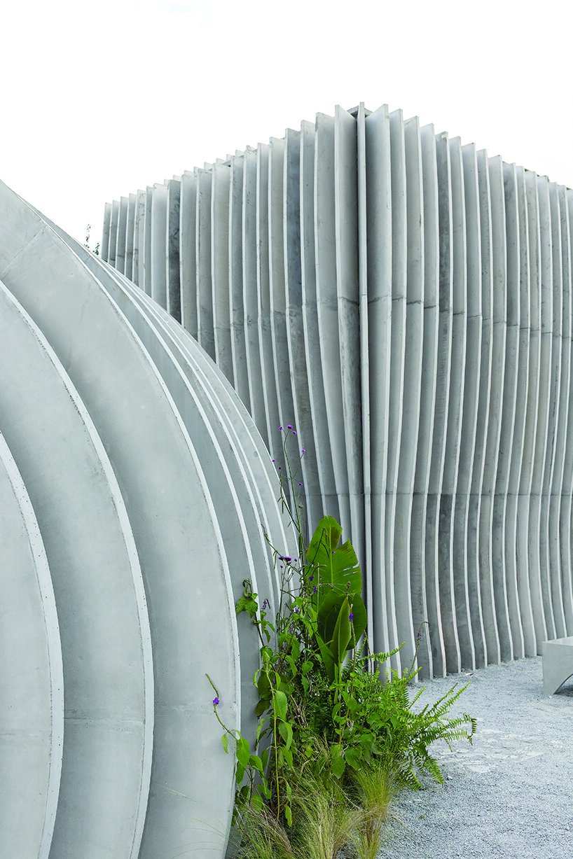 JGStudio transforma el baño público en instalaciones de concreto ondulantes en Ecuador