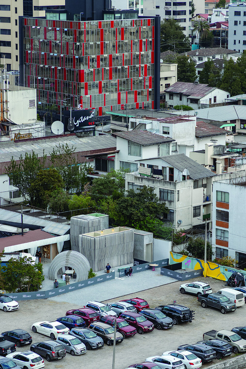 JGStudio transforma el baño público en instalaciones de concreto ondulantes en Ecuador
