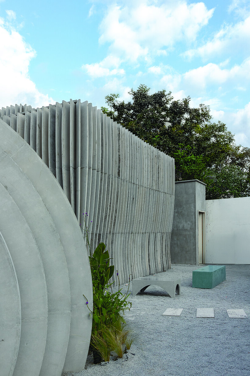 JGStudio transforma el baño público en instalaciones de concreto ondulantes en Ecuador