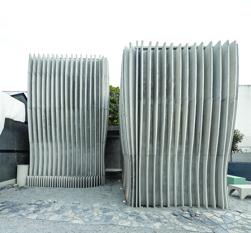 JGStudio transforma el baño público en instalaciones de concreto ondulantes en Ecuador