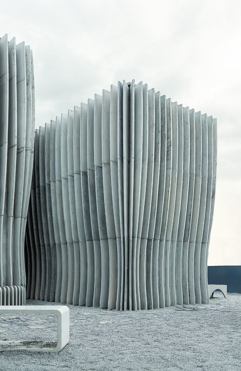 JGStudio transforma el baño público en instalaciones de concreto ondulantes en Ecuador