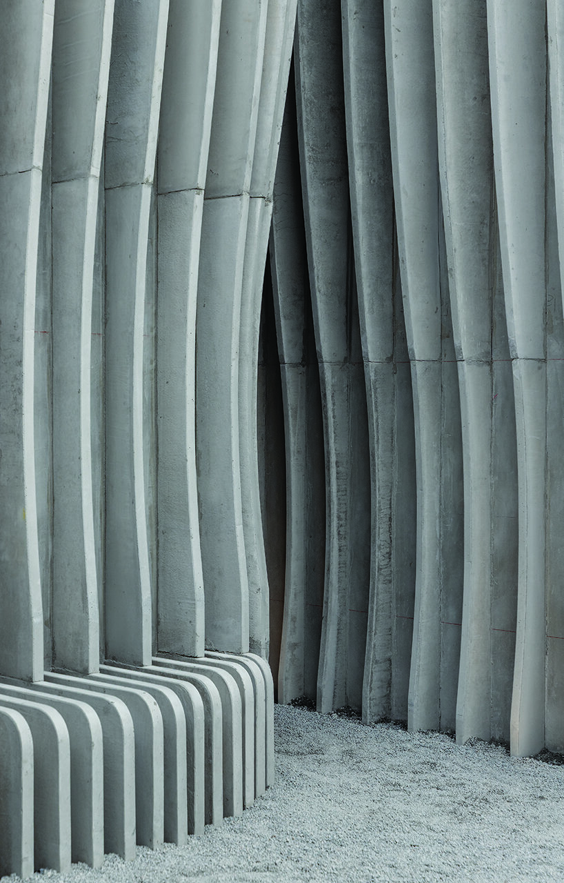 JGStudio transforma el baño público en instalaciones de concreto ondulantes en Ecuador