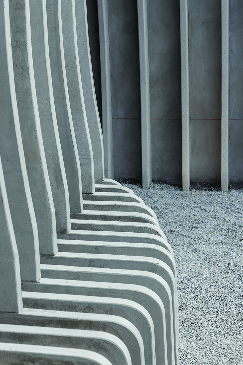 JGStudio transforma el baño público en instalaciones de concreto ondulantes en Ecuador