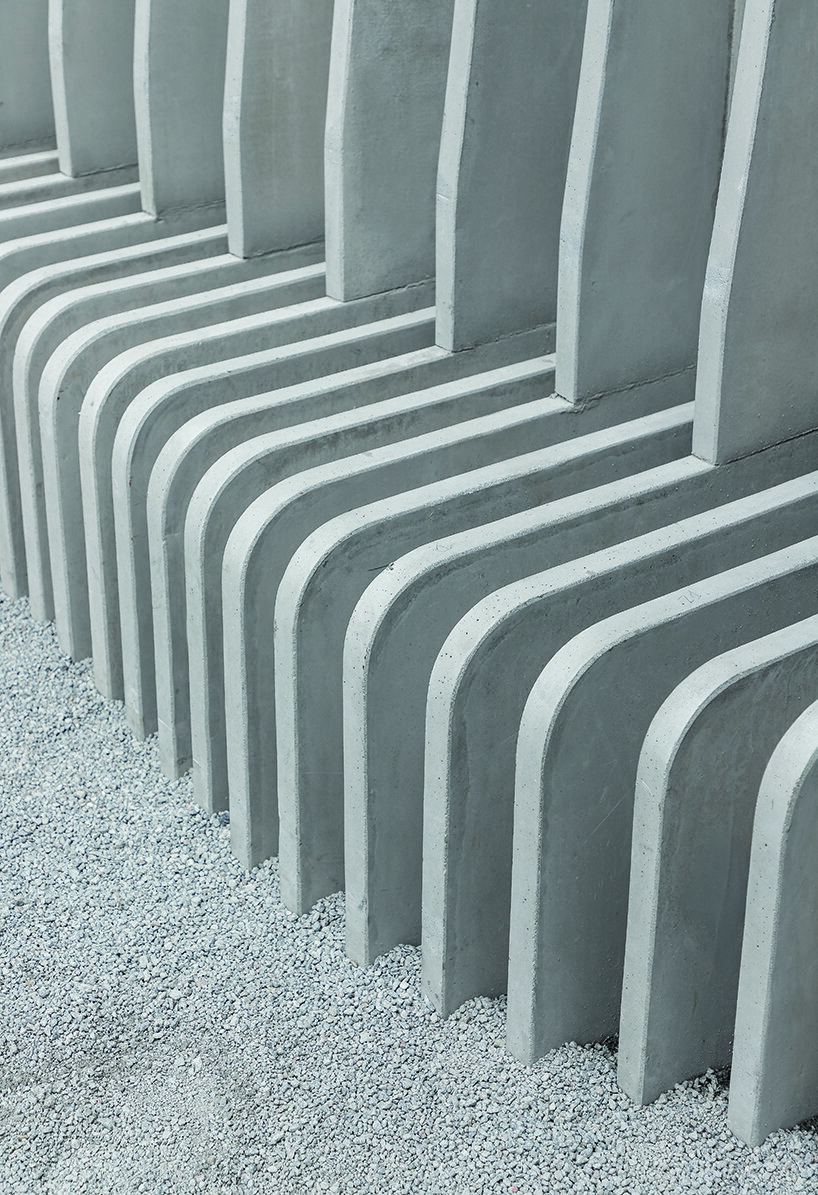 JGStudio transforma el baño público en instalaciones de concreto ondulantes en Ecuador