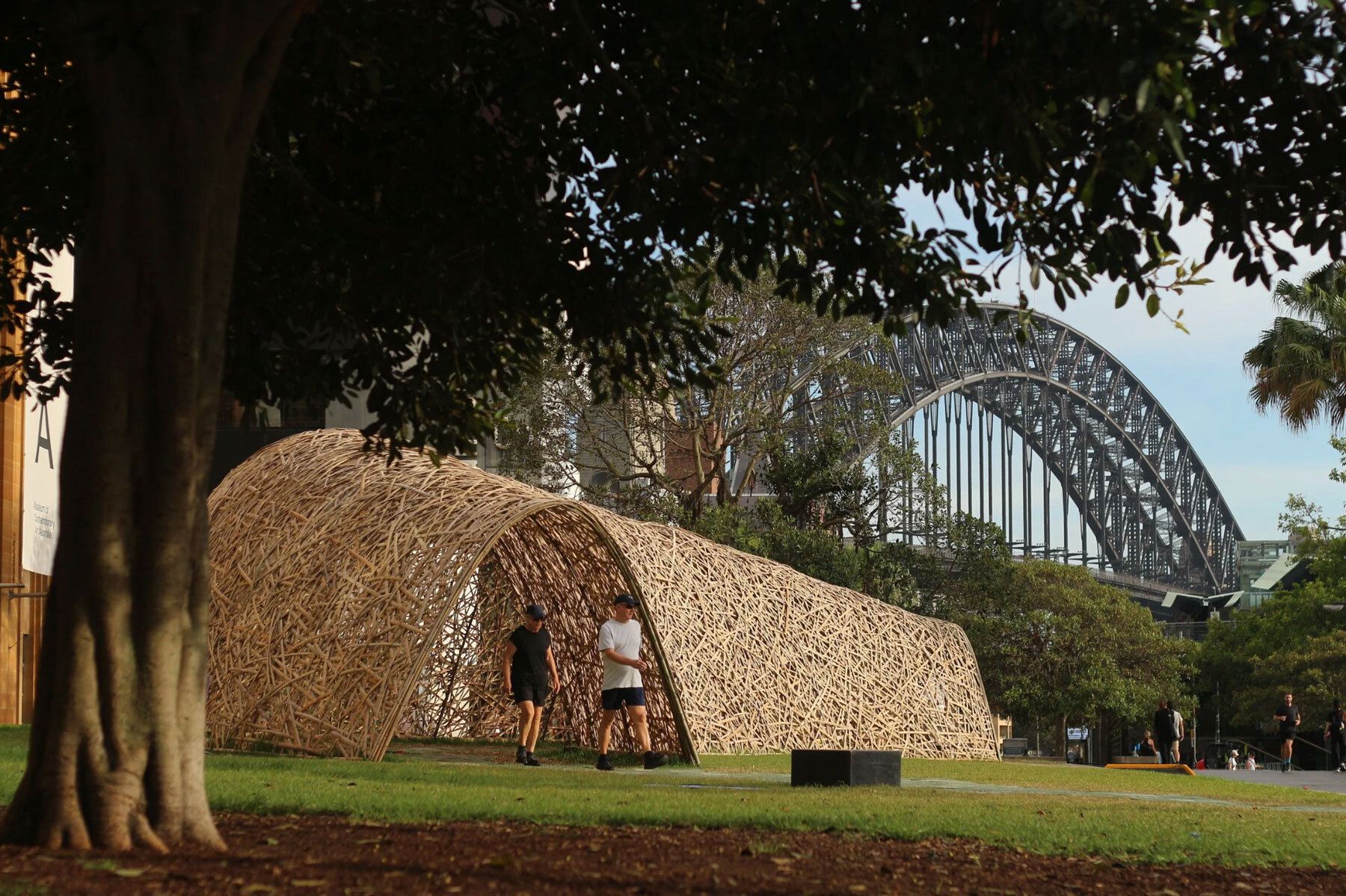 what-we-leave-behind-cave-urban-temporary-bamboo-installation-museum-contemporary-art-sydney-designboom-1800-2