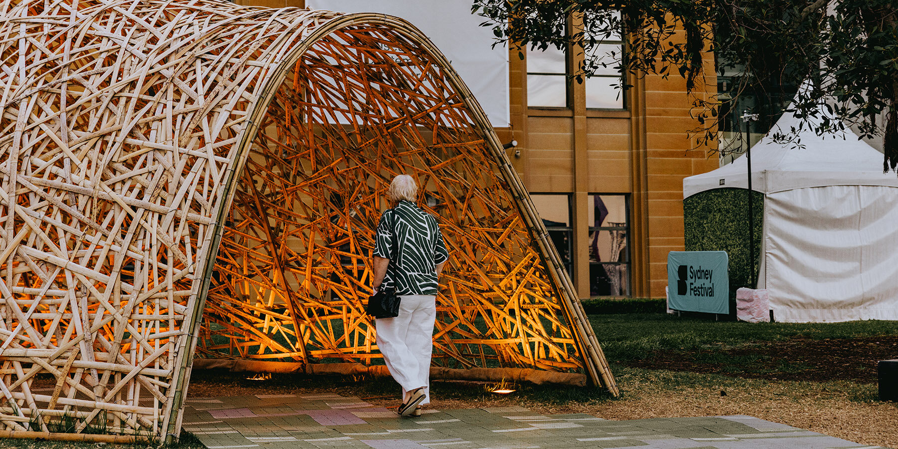 what-we-leave-behind-cave-urban-temporary-bamboo-installation-museum-contemporary-art-sydney-designboom-1800-3