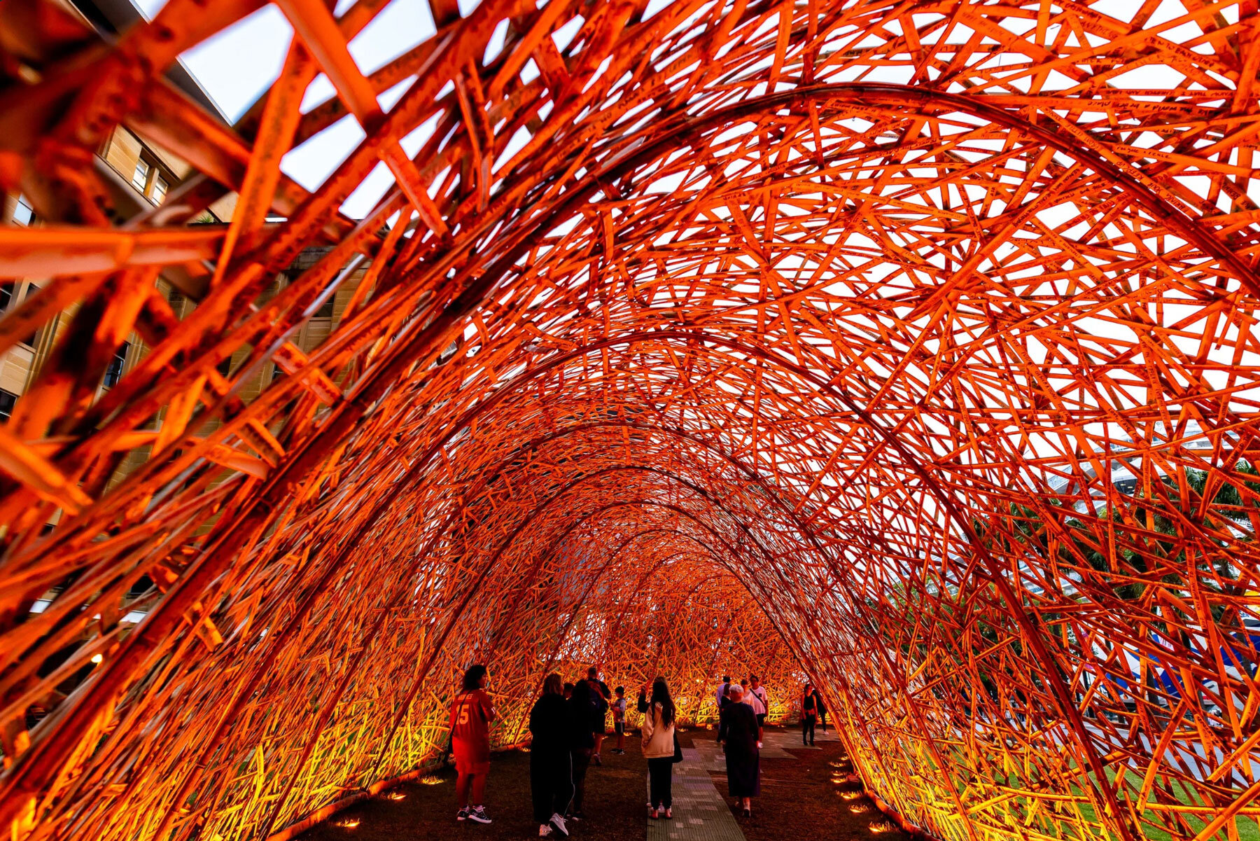 what-we-leave-behind-cave-urban-temporary-bamboo-installation-museum-contemporary-art-sydney-designboom-1800-6