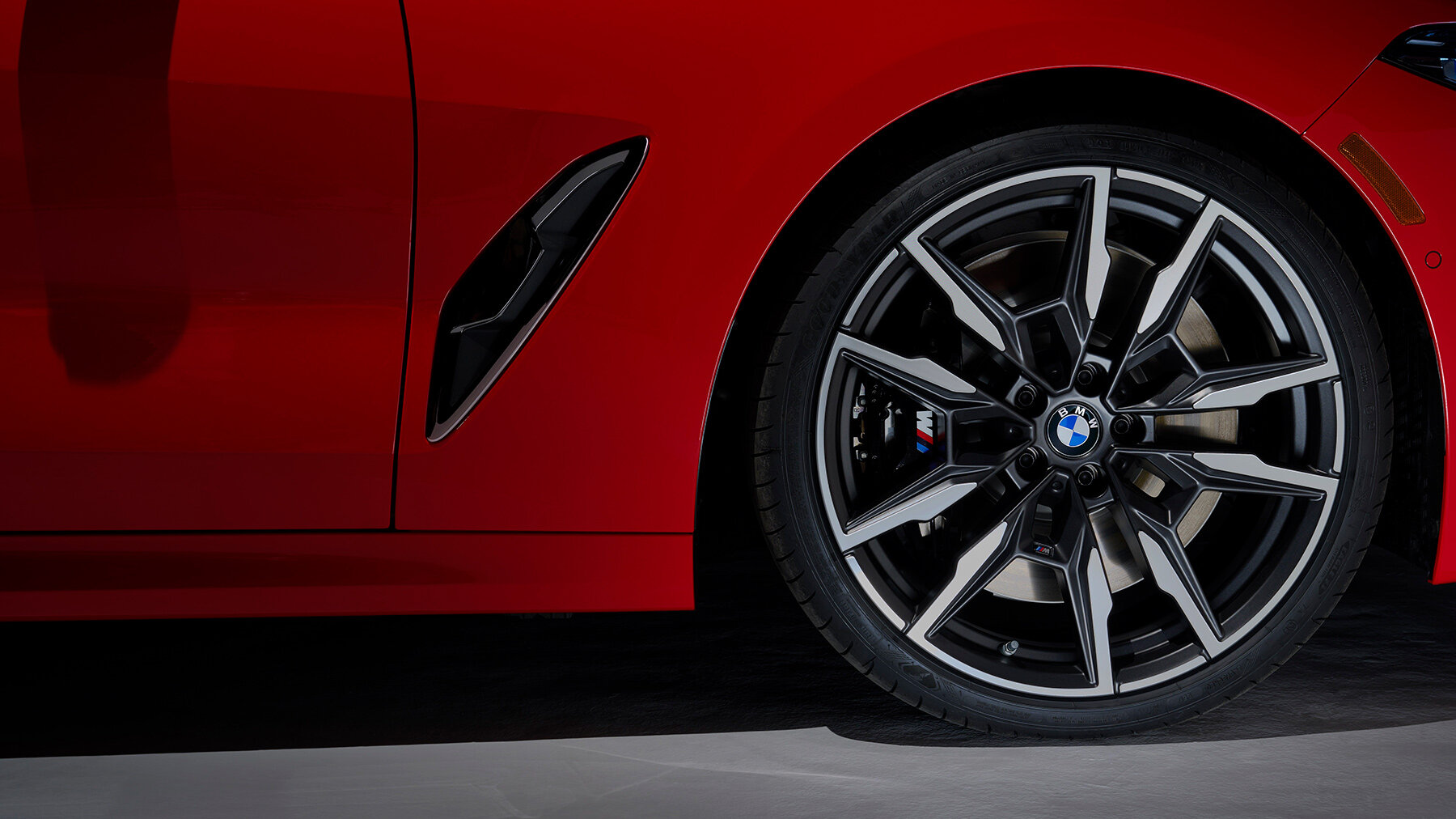 BMW-M850i-edition-M-heritage-2026-premiere-monterey-car-week-designboom-08a