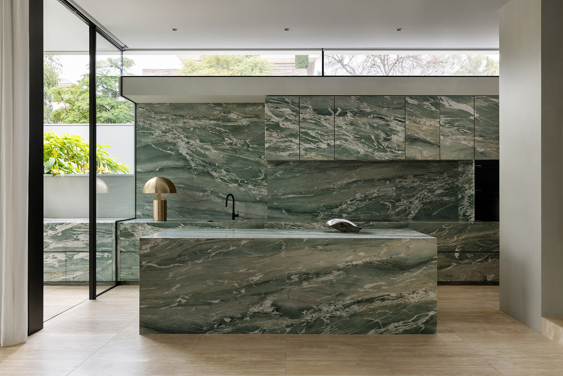 FGR-architects-concrete-curtain-toorak-australia-designboom-06a